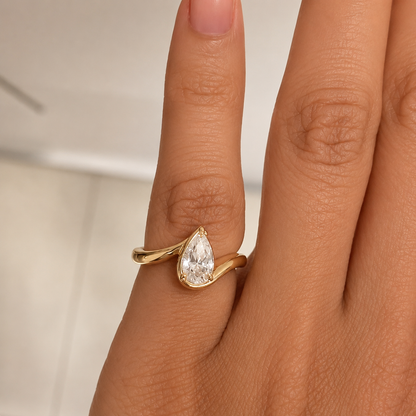 Pear curve pinky ring 1.2CT
